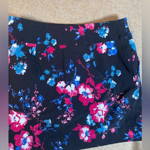 RC&Co Black and Floral Stretch Double Layer Tummy Control Skort (Size 10) - Picture 4 of 6